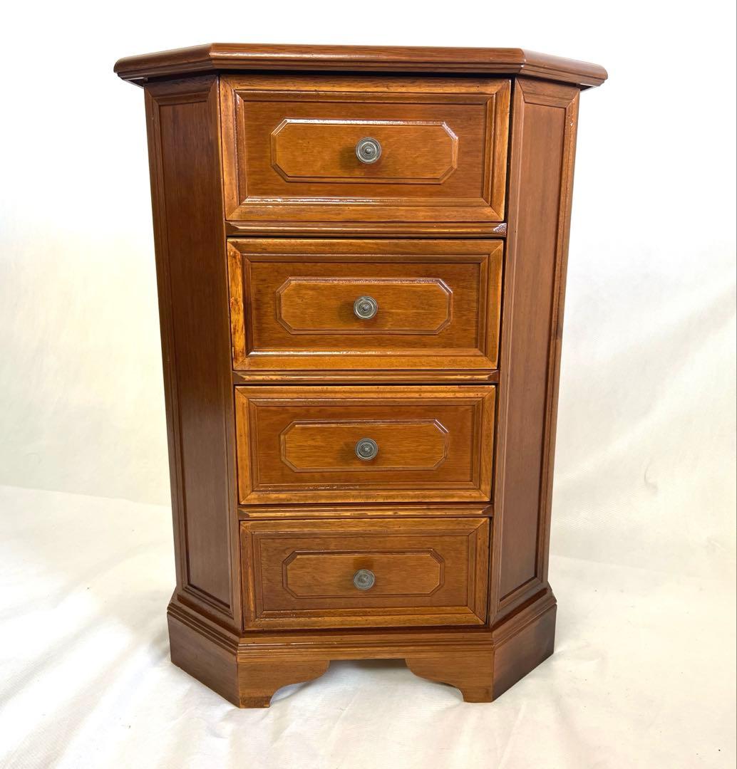 小ぶりなチェスト・イタリア　 横幅52cm・奥行29cm・高さ71cm