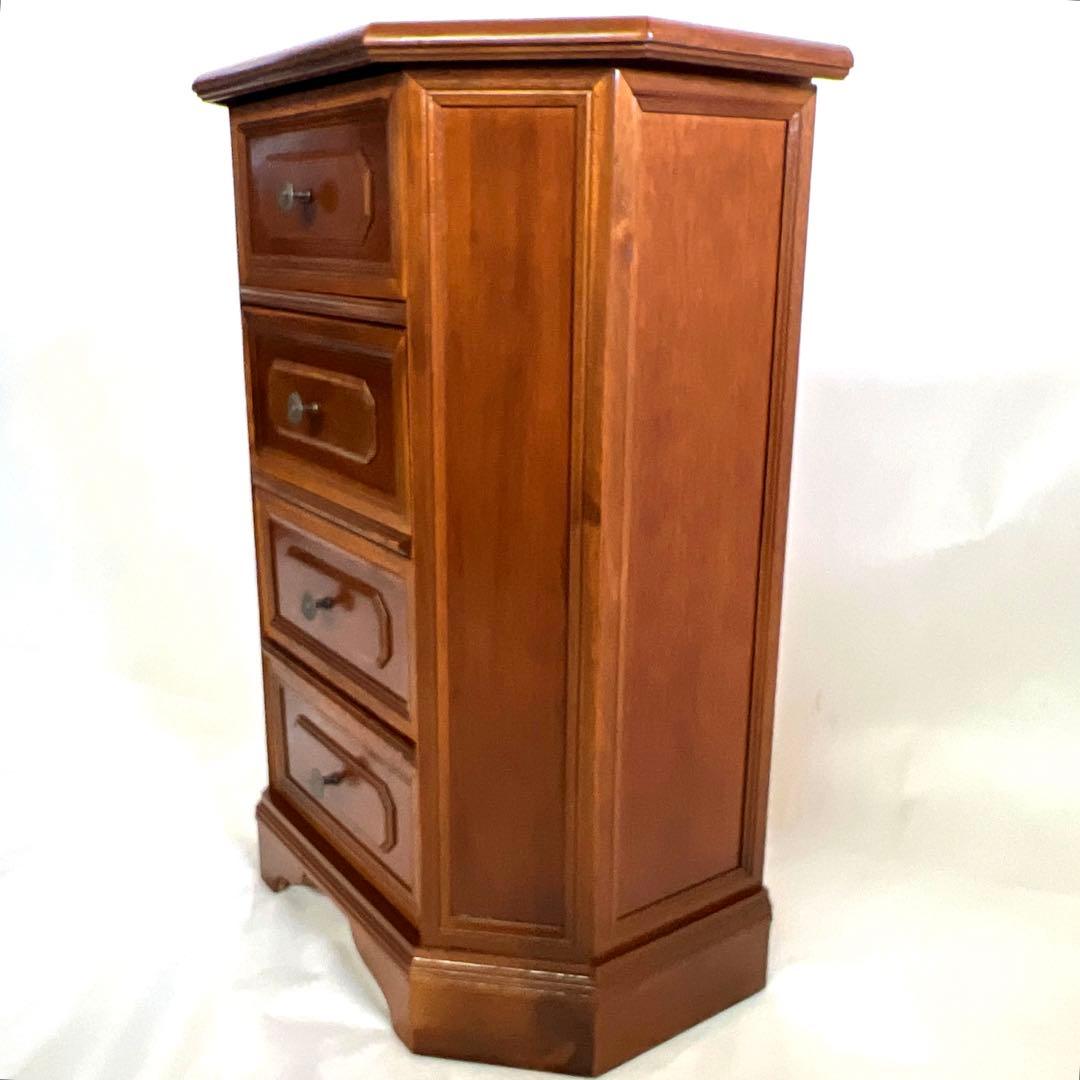 小ぶりなチェスト・イタリア　 横幅52cm・奥行29cm・高さ71cm