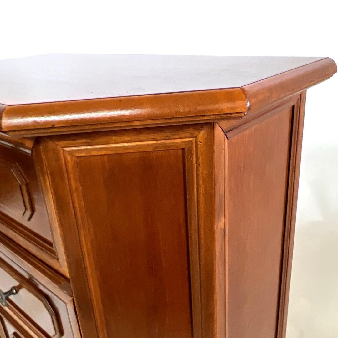 小ぶりなチェスト・イタリア　 横幅52cm・奥行29cm・高さ71cm