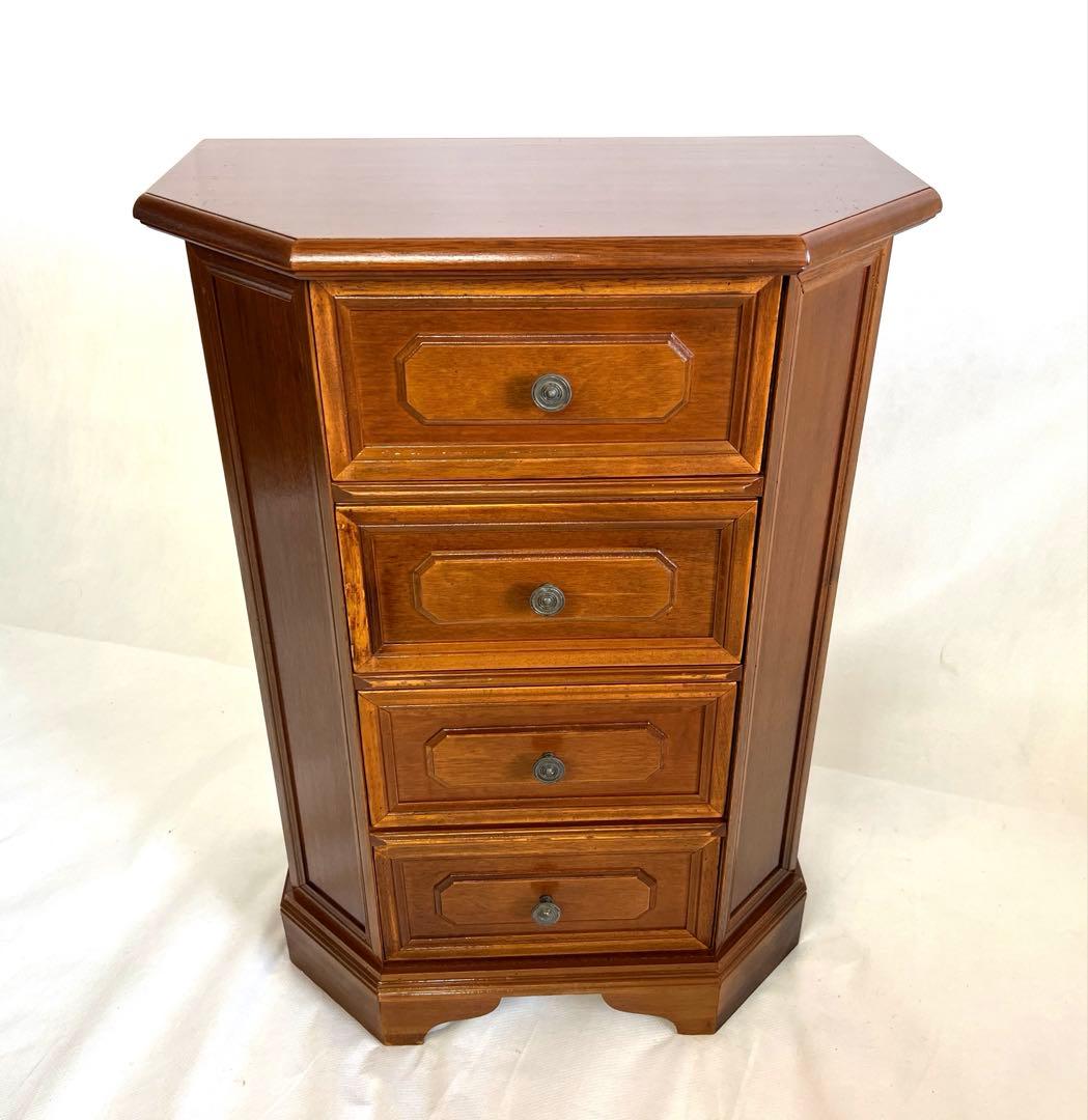 小ぶりなチェスト・イタリア　 横幅52cm・奥行29cm・高さ71cm