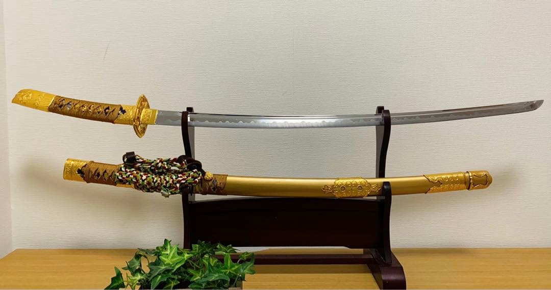 【特選模造刀/金彩拵】日本刀 太刀 超超薄刃 美しい刃文 儀礼 儀式 威光 樋入