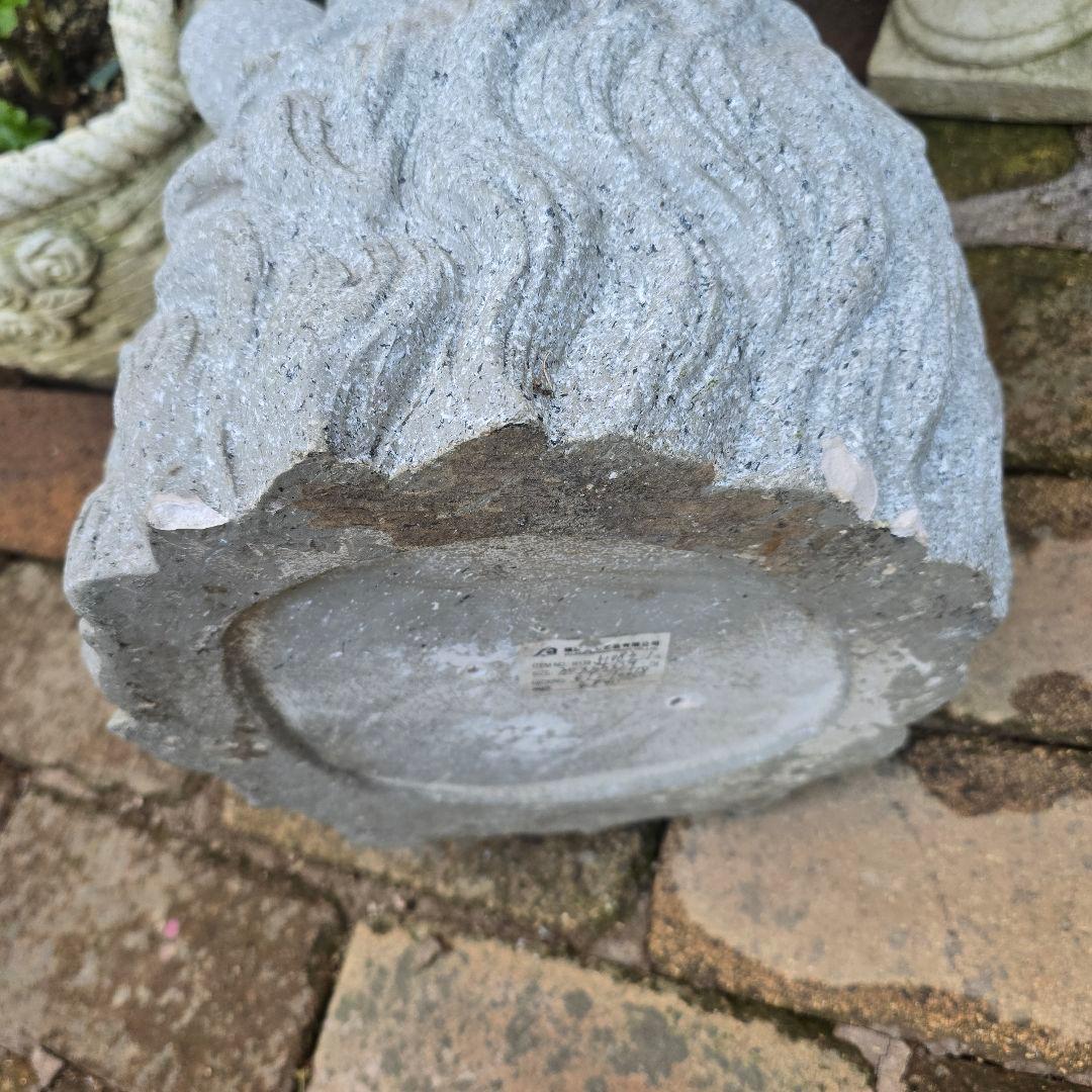 大きな花冠を被った大きなライオン顔の植木鉢・1点