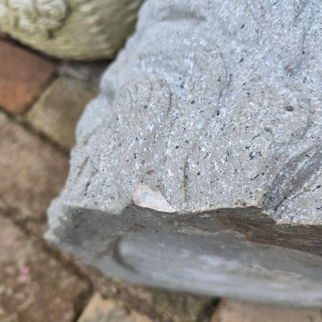 大きな花冠を被った大きなライオン顔の植木鉢・1点