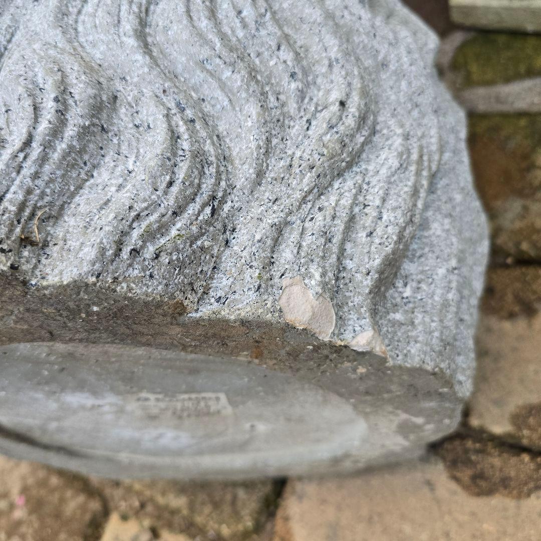 大きな花冠を被った大きなライオン顔の植木鉢・1点