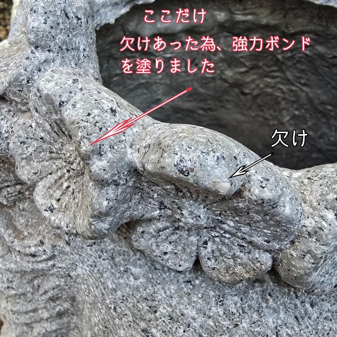 大きな花冠を被った大きなライオン顔の植木鉢・1点