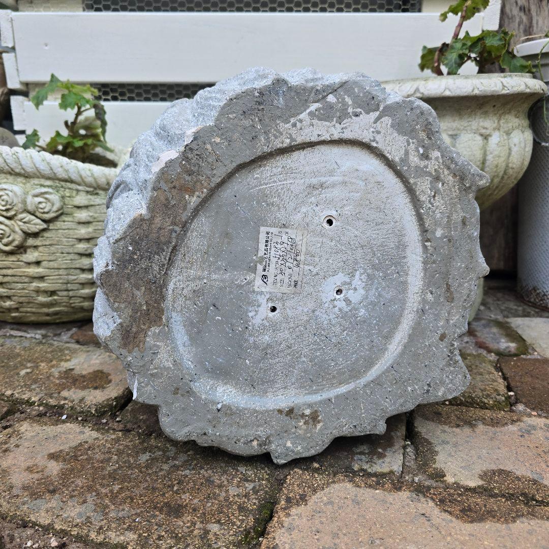 大きな花冠を被った大きなライオン顔の植木鉢・1点