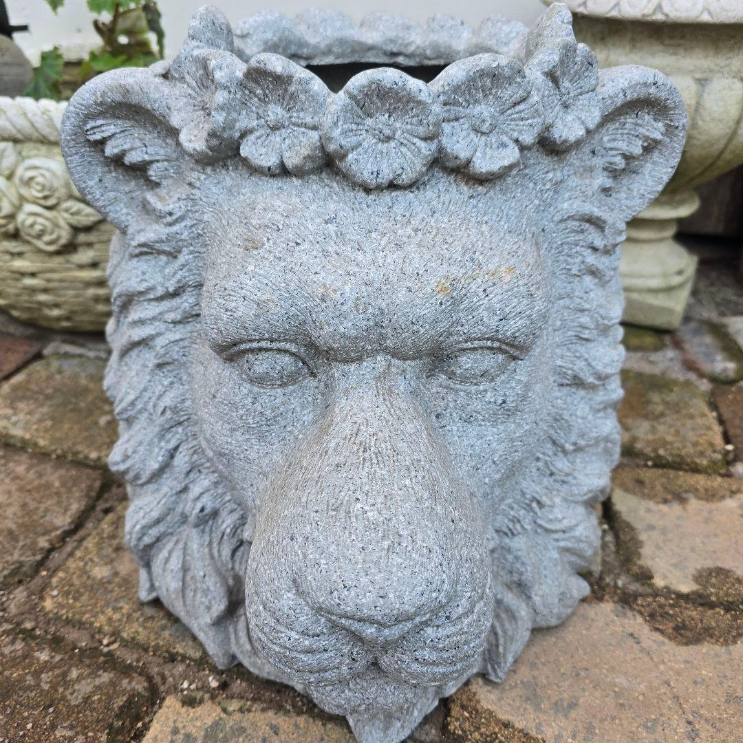 大きな花冠を被った大きなライオン顔の植木鉢・1点