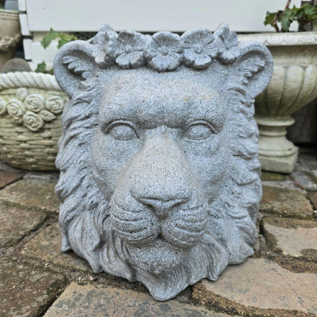 大きな花冠を被った大きなライオン顔の植木鉢・1点