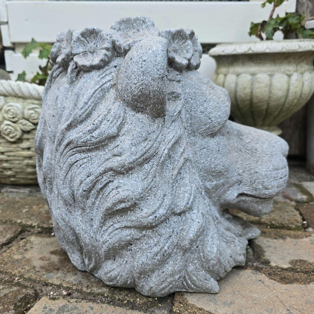 大きな花冠を被った大きなライオン顔の植木鉢・1点