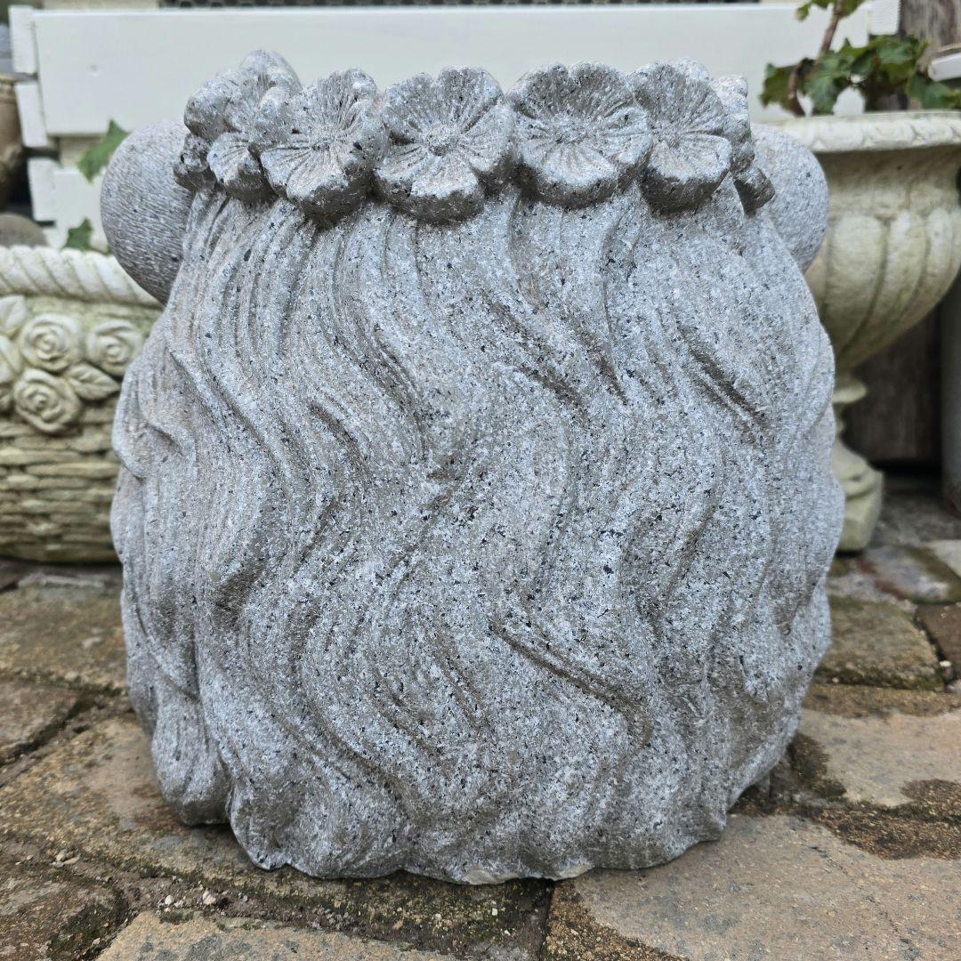 大きな花冠を被った大きなライオン顔の植木鉢・1点