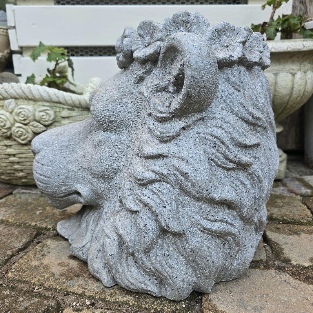大きな花冠を被った大きなライオン顔の植木鉢・1点