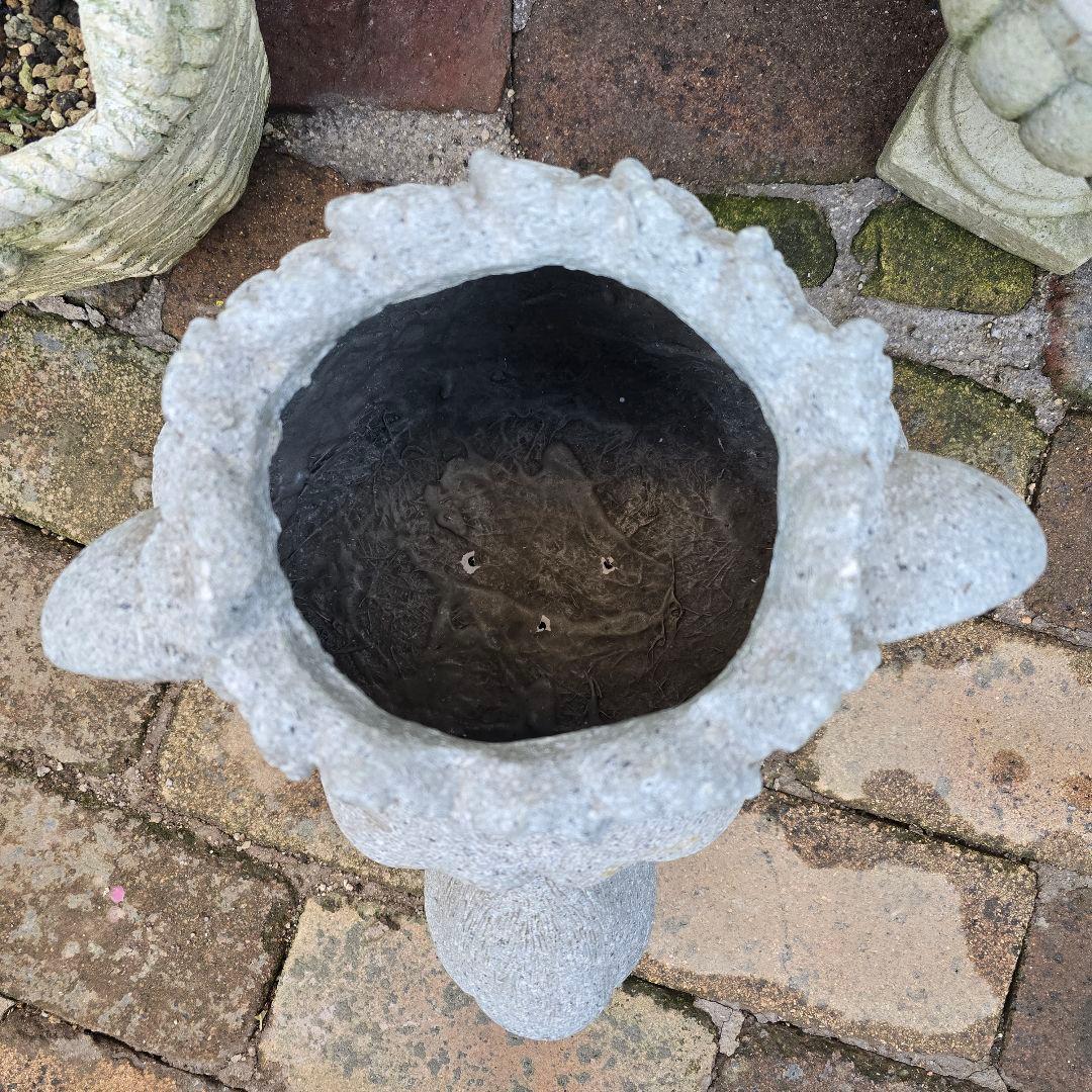 大きな花冠を被った大きなライオン顔の植木鉢・1点