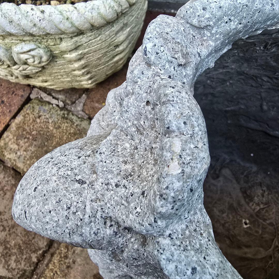 大きな花冠を被った大きなライオン顔の植木鉢・1点