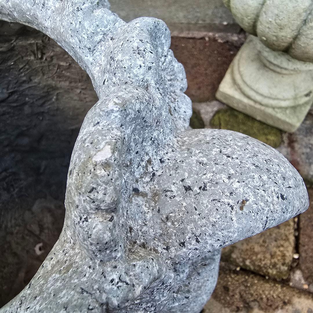 大きな花冠を被った大きなライオン顔の植木鉢・1点