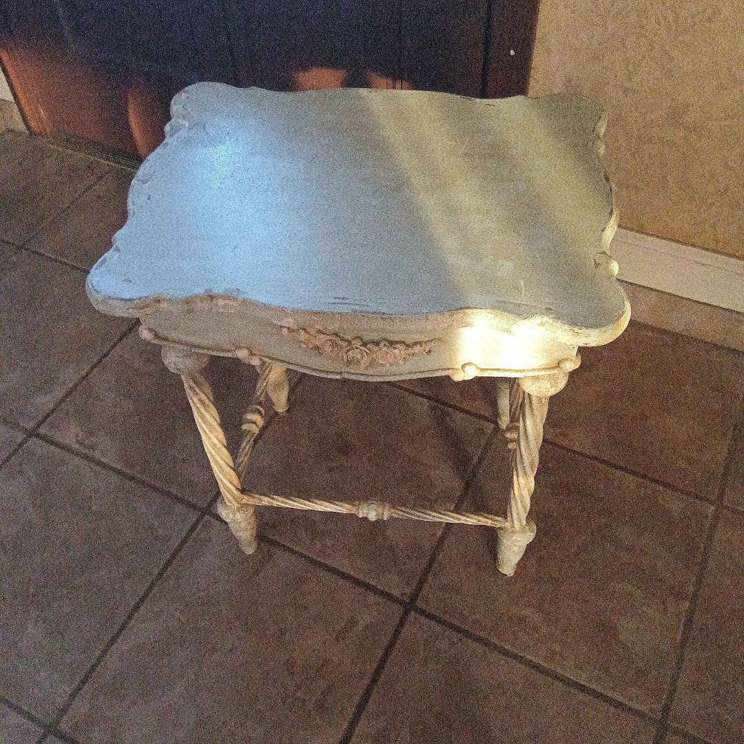 淡い青色の装飾テーブル