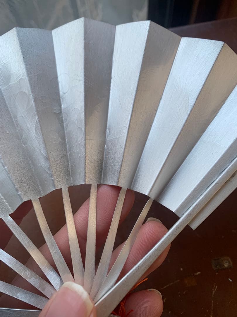 銀製　金箔 純銀製装飾の扇子 梅と松のデザイン 約99g 秀光作