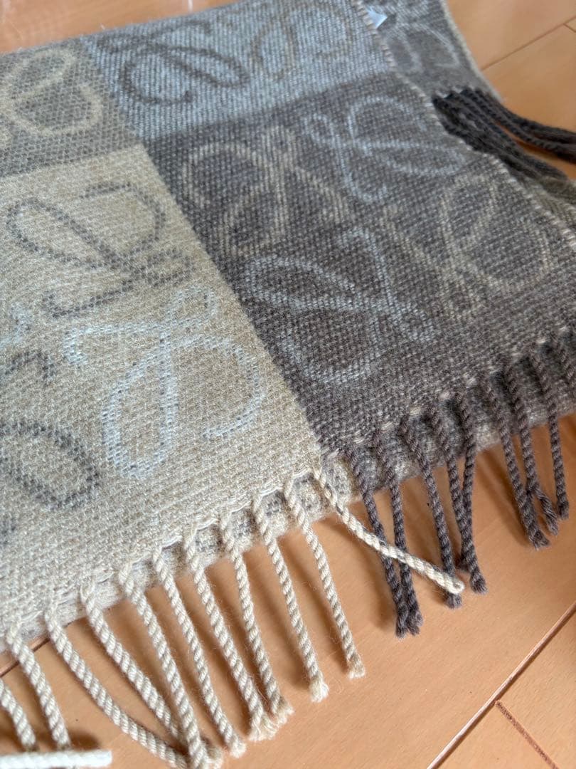 LOEWE ベージュ系 パターン マフラー