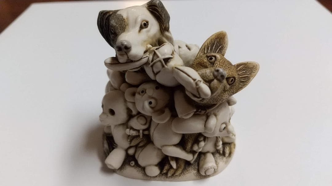 ハーモニーキングダム　犬の置物　引き裂かれたぬいぐるみ 製造終了品 入手困難