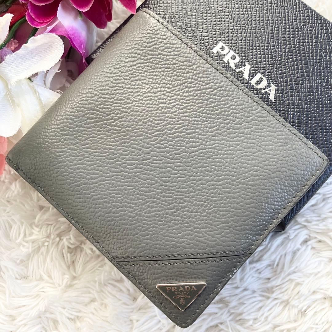 美品✨ プラダ　折り財布 2MO738 ヴィッテロダイノ レザー グレイ