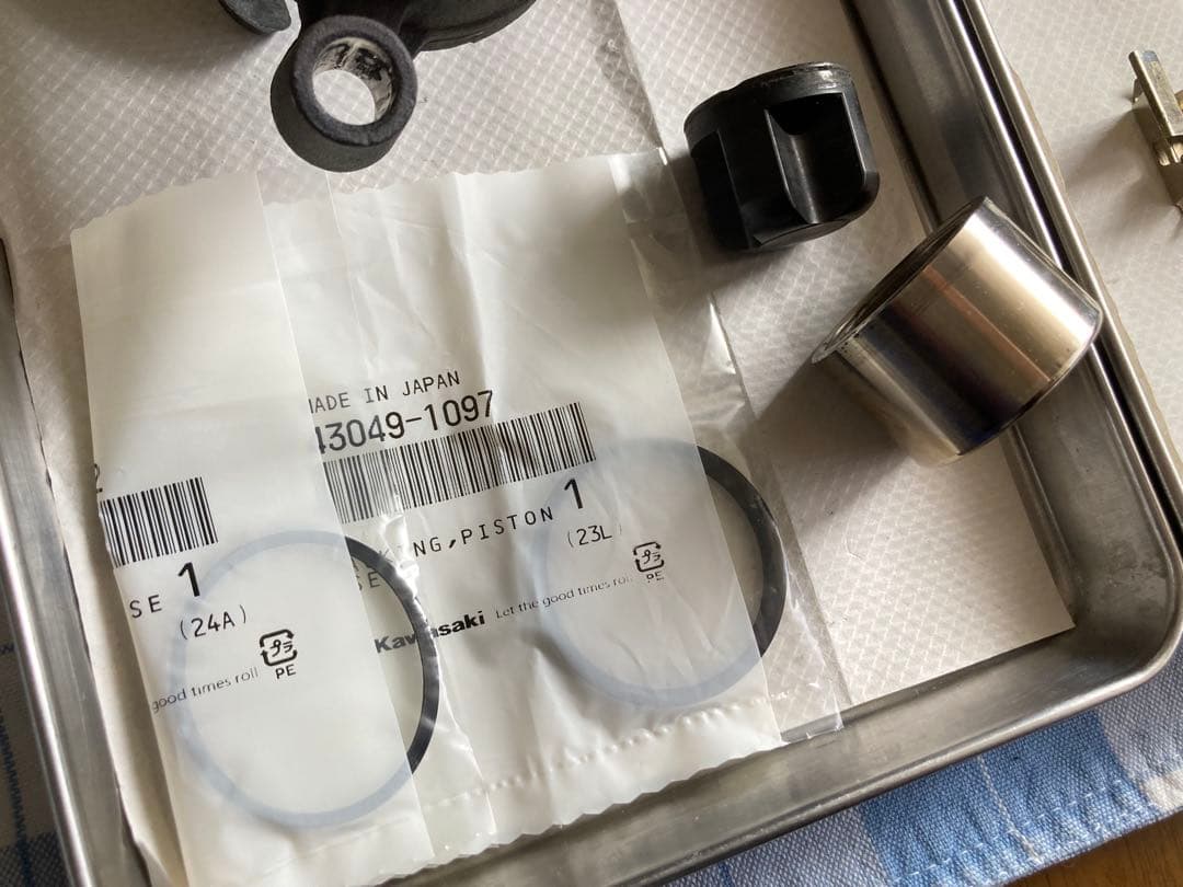 リアキャリパー 【17】 純正ピストン 分解清掃 ゼファー・ZRX400他車種