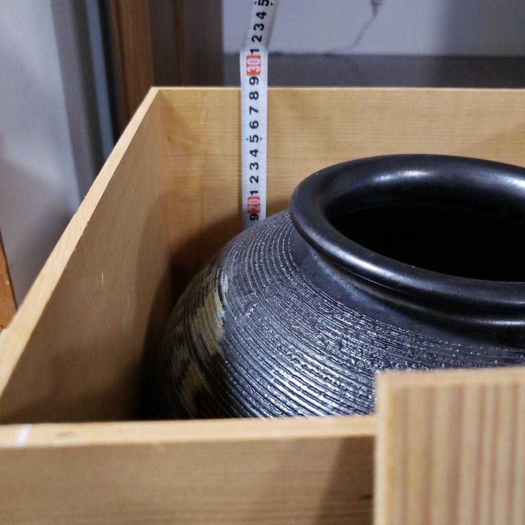 大きな花瓶  黒い壺  しがらき  土  およそ30cm