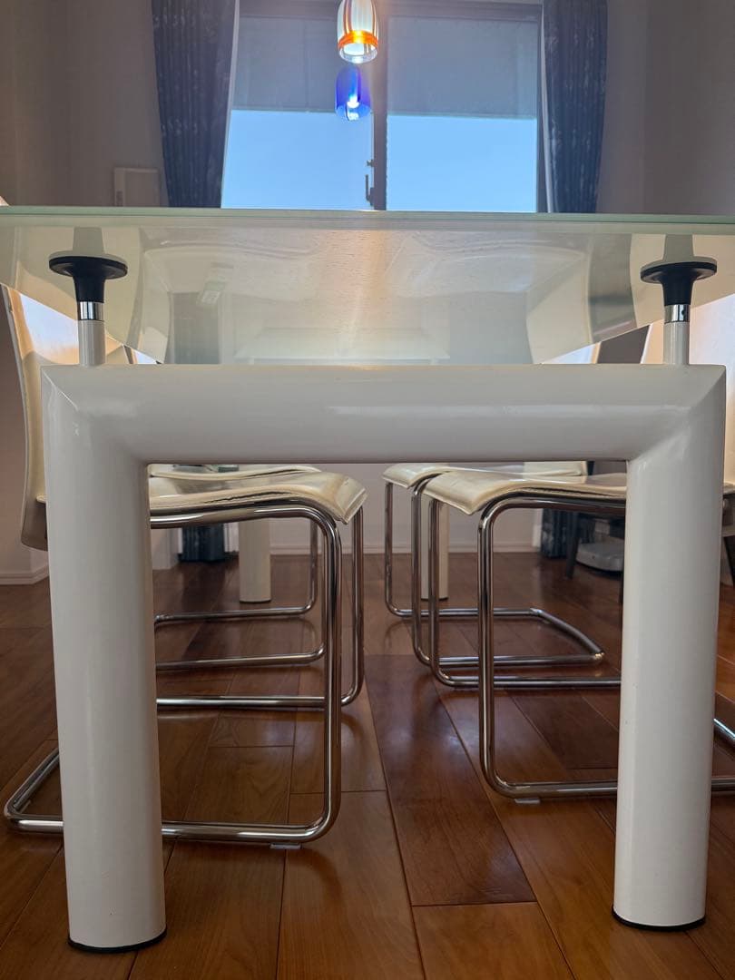 ガラス天板のダイニングテーブル