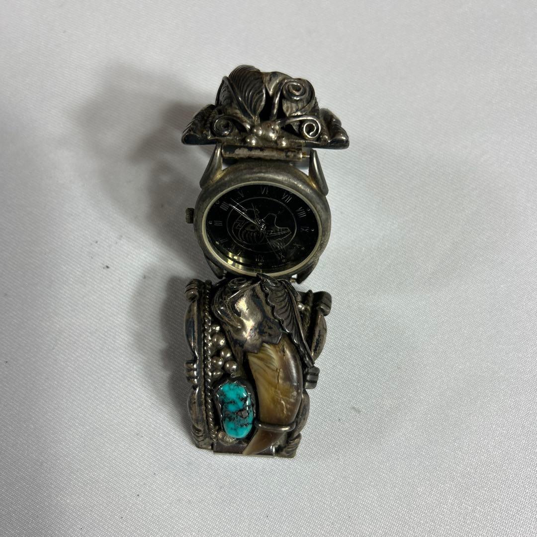 ユニークなシルバーバングル時計