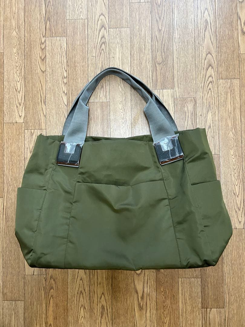 イアパピヨネ 樹脂パーツトートバッグ カーキ Lサイズ