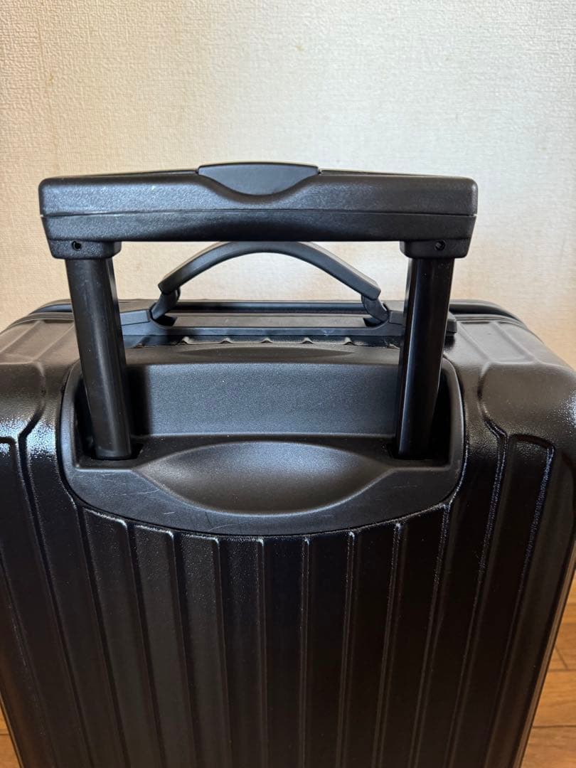 RIMOWA リモワ　サルサ　ブラック　黒35 L 。