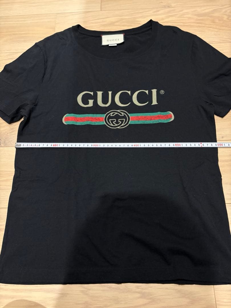 GUCCI ブラック Tシャツ ロゴ入り