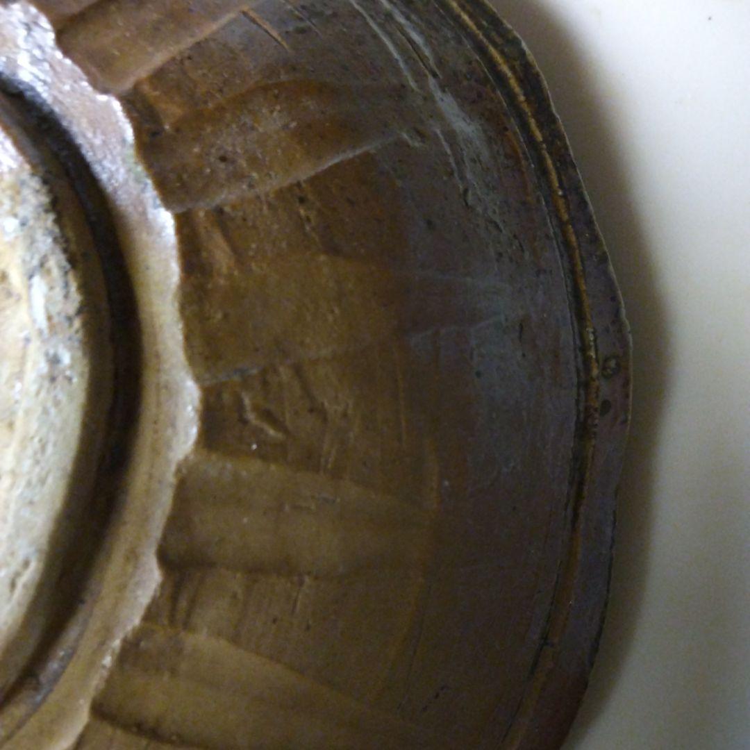 茶色と緑の波状エッジ皿