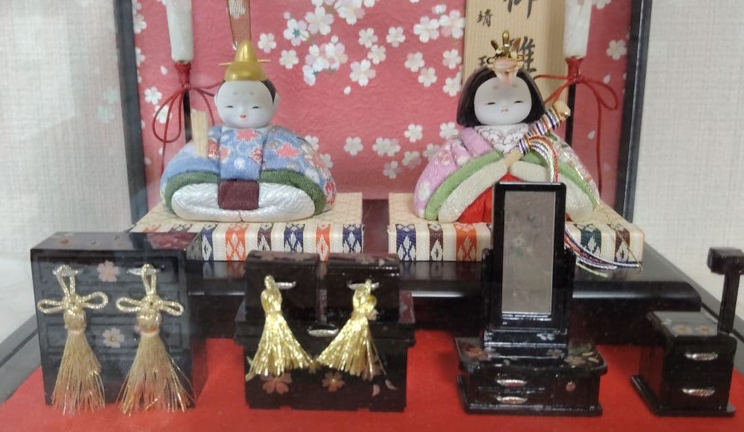 コンパクト 雛人形　 木目込み 親王飾り　 雛道具　 桜 の花びら ケース 入り