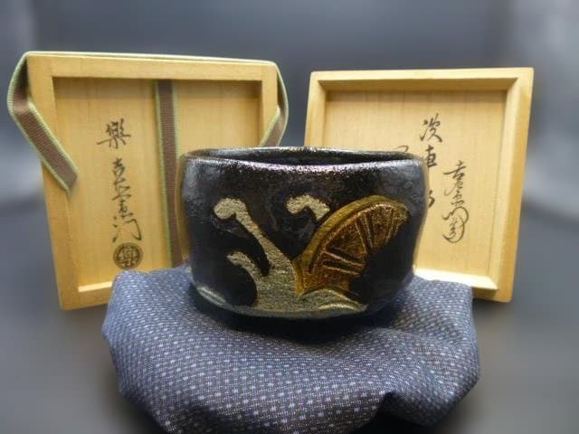 楽吉左衛門　十四代　覚入　黒茶碗／共箱／裏千家十五代　鵬雲斎極め箱／波車絵