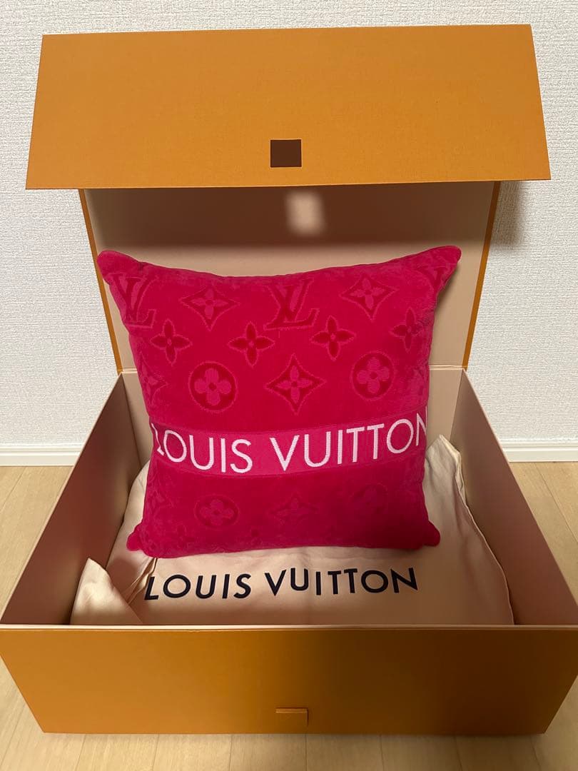 LOUIS VUITTON ルイヴィトン　ピンククッション　LV バケーション